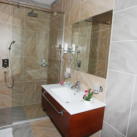 House & Restaurant Tiran