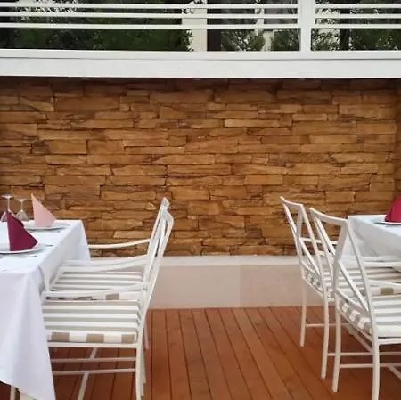 House & Restaurant Tiran